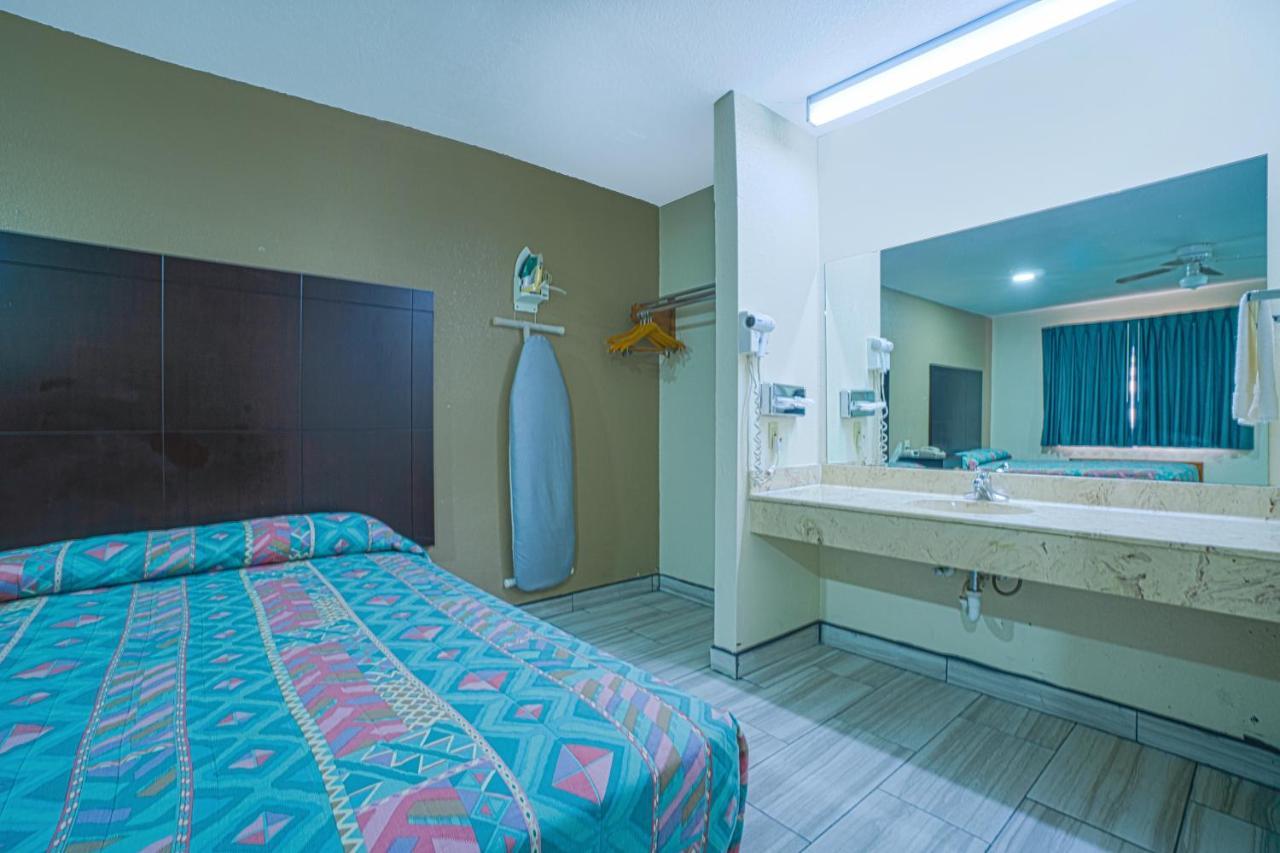 Texas Inn San Benito Near Harlingen エクステリア 写真
