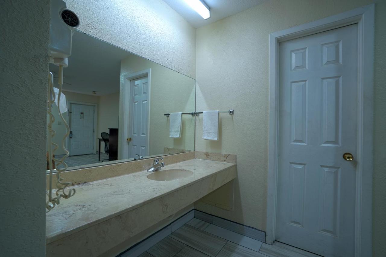 Texas Inn San Benito Near Harlingen エクステリア 写真