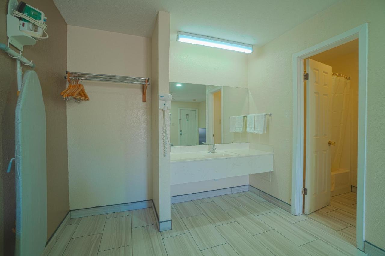 Texas Inn San Benito Near Harlingen エクステリア 写真